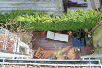 Terrasse mit Gartenteich
