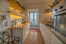 Küche mit Zugang zum Balkon